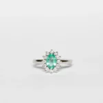 Anello in Oro Bianco 18 kt Con Smeraldo e Giro Diamanti