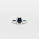 Anello In Oro Bianco 18 kt Con Zaffiro e Giro Di Diamanti