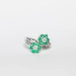 Anello Two Green flowers in Oro Bianco 18kt con Smeraldo e Diamanti