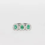 Anello Trilogy In Oro Bianco 18 Kt Con Smeraldi Contornati di Diamanti