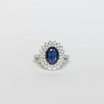 Anello in Oro Bianco 18 kt con Zaffiro Centrale e doppio giro di Diamanti