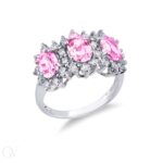 Anello in oro bianco 18kT con 3 zaffiri rosa taglio ovale e diamanti
