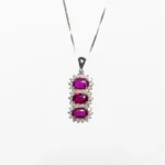 Collana In Oro Bianco 18 Kt Con Pendente Trilogy Rubini e Diamanti