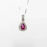 Collana In Oro Bianco 18 Kt Con Rubino Taglio Goccia e Diamanti
